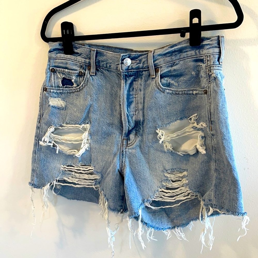 Adorable high waisted ripped shorts ♥️